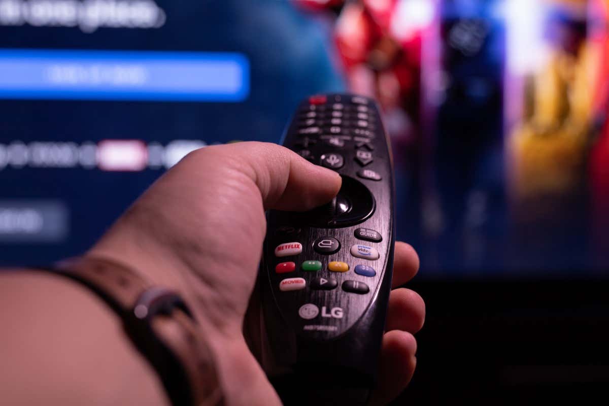 Grünstadt, RNW / Đức - 01 04 2021: Cận cảnh LG Remoter tập trung vào Netflix và Nút Prime Video - Mẹo công nghệ trực tuyến Điều khiển từ xa LG Magic không hoạt động? 9 Cách khắc phục để thử hình ảnh