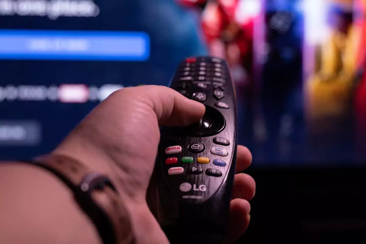 Grünstadt, RNW / Đức - 01 04 2021: Cận cảnh LG Remoter tập trung vào Netflix và Nút Prime Video - Mẹo công nghệ trực tuyến Điều khiển từ xa LG Magic không hoạt động? 9 Cách khắc phục để thử hình ảnh