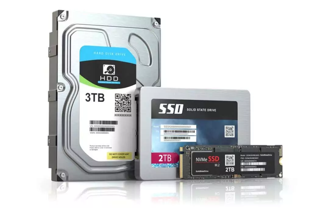 Ổ đĩa cứng hdd, ổ cứng thể rắn ssd và ssd m2 bị cô lập trên nền trắng. Đặt các thiết bị lưu trữ dữ liệu khác nhau. - Bàn trợ giúp Geek DirectStorage trên Windows 11 là gì? hình ảnh 1