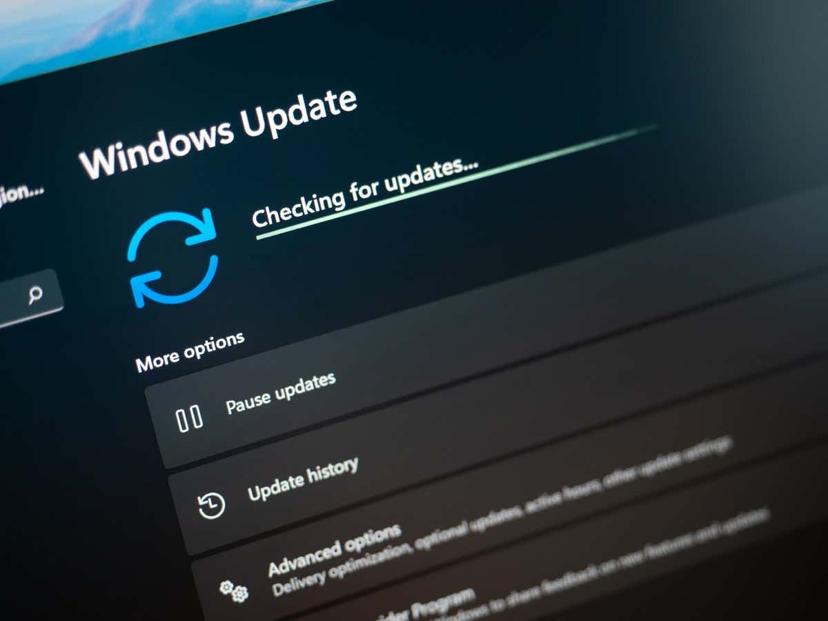 Galati, Romania - Ngày 19 tháng 6 năm 2022: Kiểm tra các bản cập nhật Windows 11 trên màn hình máy tính xách tay cận cảnh - Help Desk Geek Lỗi cài đặt Windows – 0x80070103: 7 cách khắc phục ảnh 1