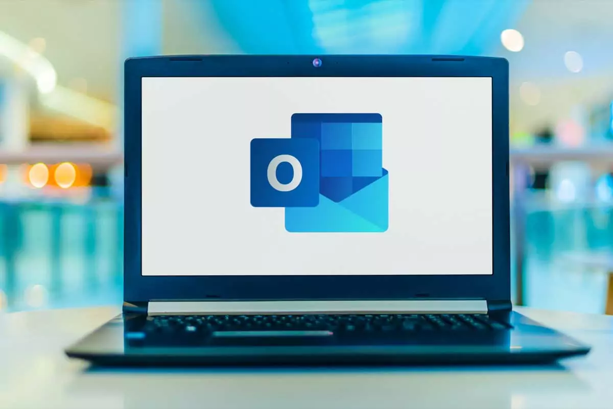 Máy tính xách tay hiển thị logo của Microsoft Outlook - Help Desk Geek Microsoft Outlook chỉ mở ở chế độ an toàn? 8 Cách Sửa Ảnh 1