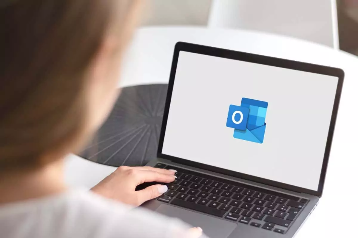 Guilherand-Granges, Pháp - ngày 28 tháng 10 năm 2020. Sổ tay có logo Microsoft Outlook. Trình quản lý thông tin cá nhân của Microsoft. - Bàn trợ giúp Geek Outlook không gửi email? 8 Cách khắc phục Hãy thử hình 1