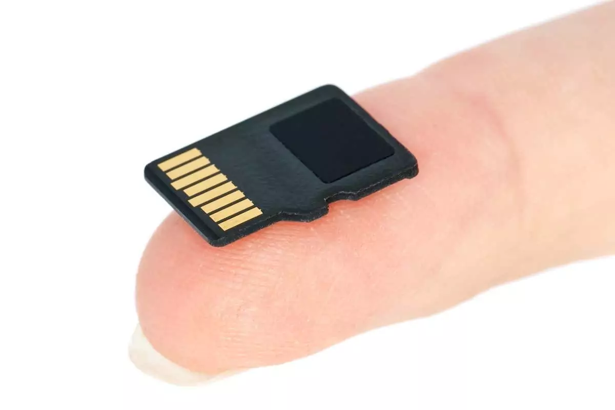 Thẻ nhớ flash nhỏ xíu trên đầu ngón tay - Thủ thuật công nghệ trực tuyến Thẻ TF là gì (Và chúng khác với thẻ Micro SD như thế nào)? hình ảnh