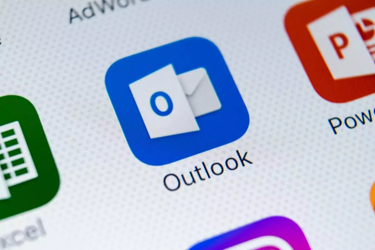 Sankt-Petersburg, Nga, ngày 1 tháng 3 năm 2018: Cận cảnh biểu tượng ứng dụng Microsoft Outlook trên màn hình Apple iPhone X. Biểu tượng ứng dụng Microsoft Outlook. Ứng dụng Microsoft OutLook. Mạng truyền thông xã hội - Help Desk Geek Thông báo Outlook không hoạt động trong Windows? 8 Cách Sửa Ảnh 1