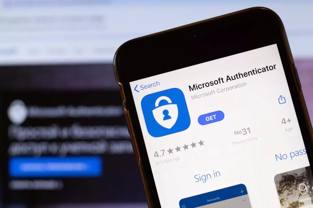 Los Angeles, California, Hoa Kỳ - Ngày 24 tháng 3 năm 2020: Logo ứng dụng Microsoft Authenticator trên màn hình điện thoại đóng lại với trang web có biểu tượng trên nền, Bài xã luận minh họa - Mẹo công nghệ trực tuyến Ứng dụng Microsoft Authenticator không hoạt động? 6 cách sửa lỗi ảnh iPhone và Android