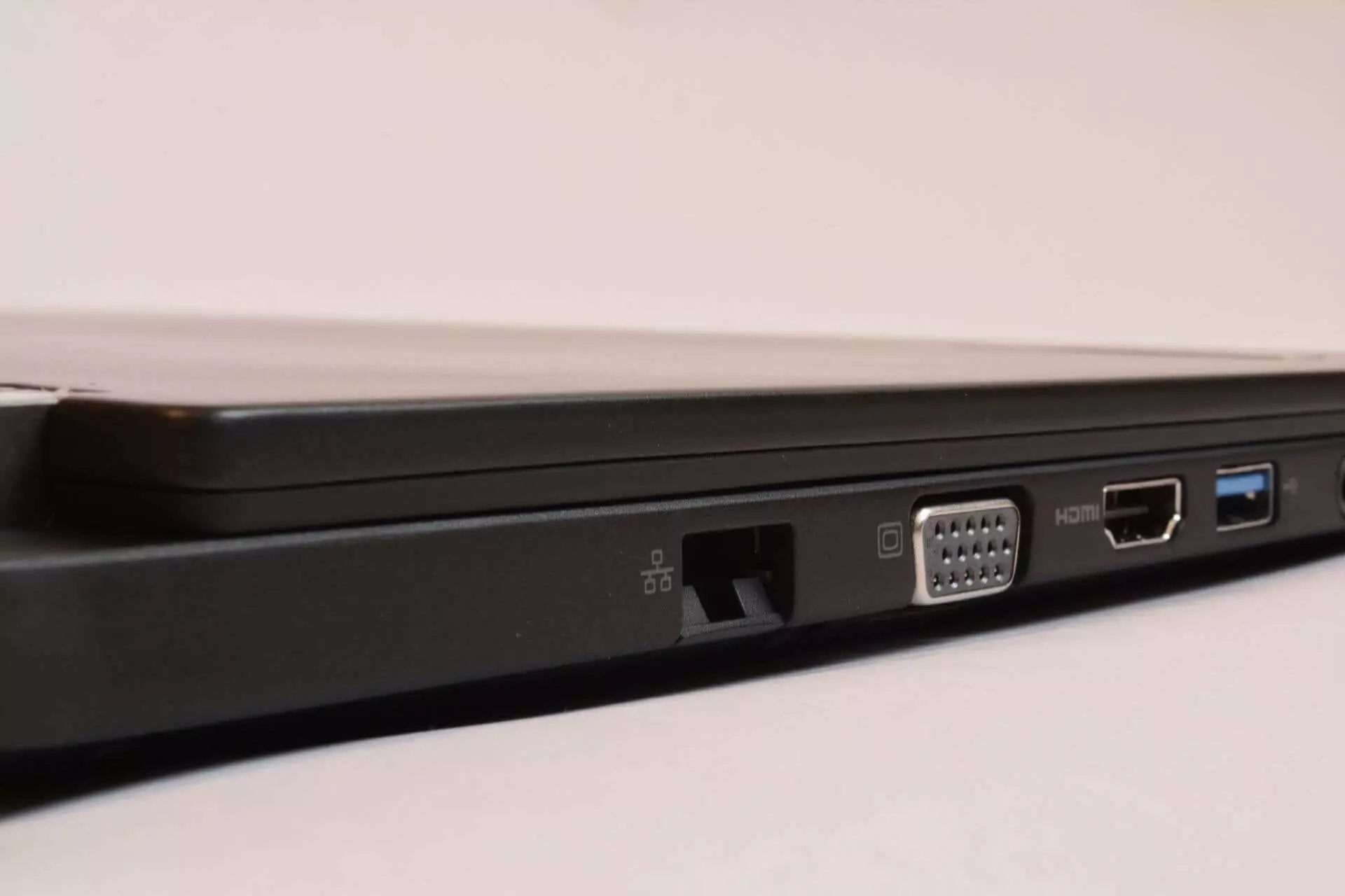 vga-vs-hdmi-làm thế nào-họ-khác-1-nén - Mẹo kỹ thuật trực tuyến VGA và HDMI: Chúng khác nhau như thế nào? hình ảnh