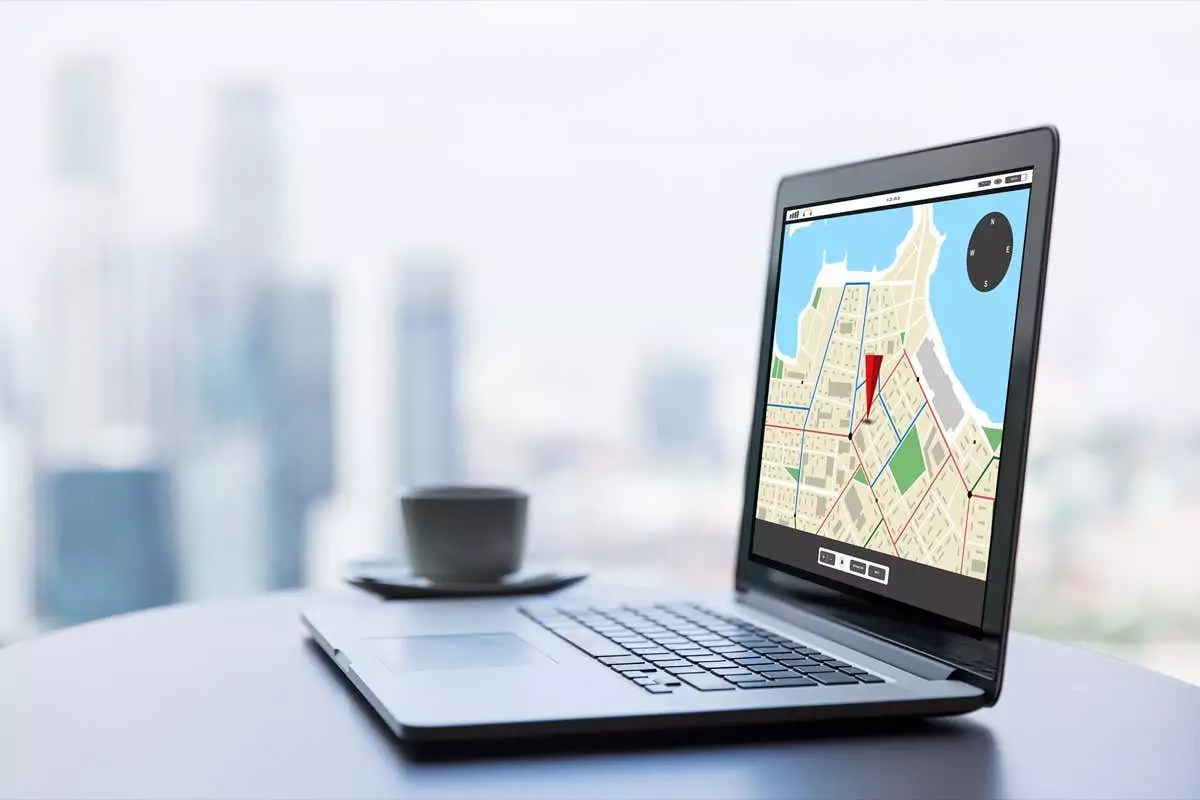cận cảnh máy tính xách tay và cốc cà phê trên bàn văn phòng - Help Desk Geek “Vị trí của bạn hiện đang được sử dụng” nghĩa là gì trên Windows? hình ảnh 1
