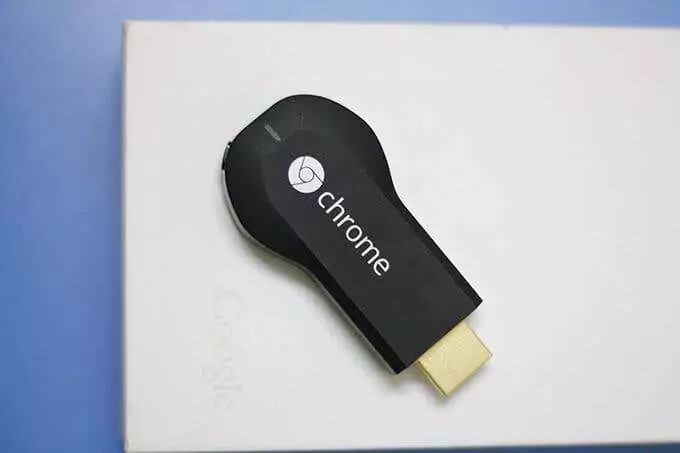 Máy tính xách tay hiển thị logo của Microsoft Outlook - Help Desk Geek Sử dụng Chromecast với hình ảnh máy chiếu của bạn