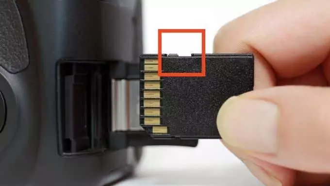 Cáp chặn dữ liệu PortaPow 3,3ft USB-A sang USB-C - Help Desk Geek Kiểm tra phương tiện của bạn để tìm hình ảnh Công tắc bảo vệ ghi