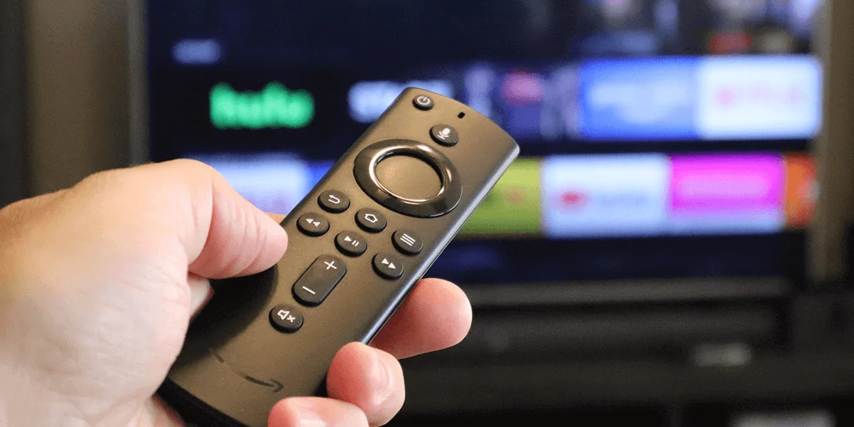Màn hình chính của Amazon Fire Stick không tải? 9 cách khắc phục 1 Một người đang cầm điều khiển từ xa Fire TV Stick.