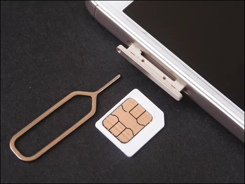 tại sao điện thoại của tôi không cho phép tôi thực hiện cuộc gọi-android-ott-8 bị nén - Mẹo công nghệ trực tuyến Một điện thoại mẫu đã tháo thẻ SIM và hiển thị công cụ tháo thẻ SIM. - tại sao điện thoại của tôi không cho phép tôi thực hiện cuộc gọi-android-ott-8-nén